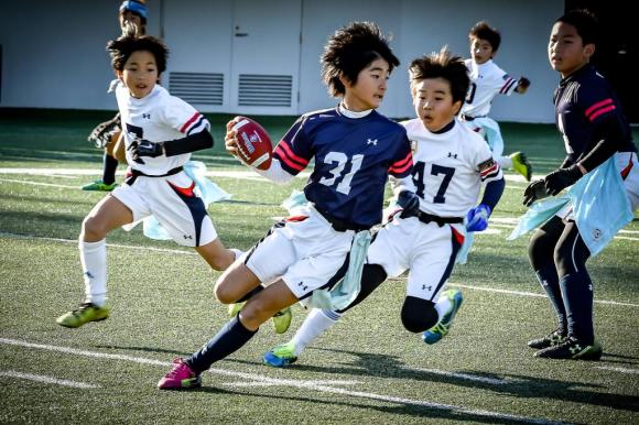 フラッグフットボールをする子どもたち